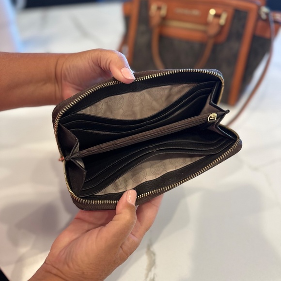 Michael Kors Medium Selma Satchel and matching Wallet - Picture 3 of 3